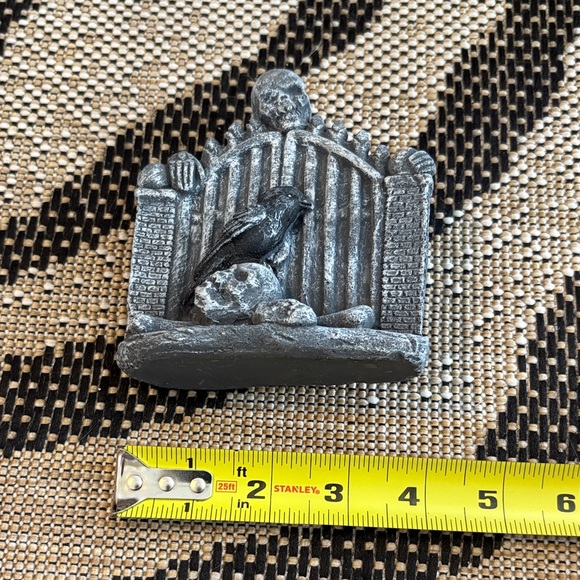 🆕Gothic Skull and Crow Cemetery Figurine - Picture 8 of 8